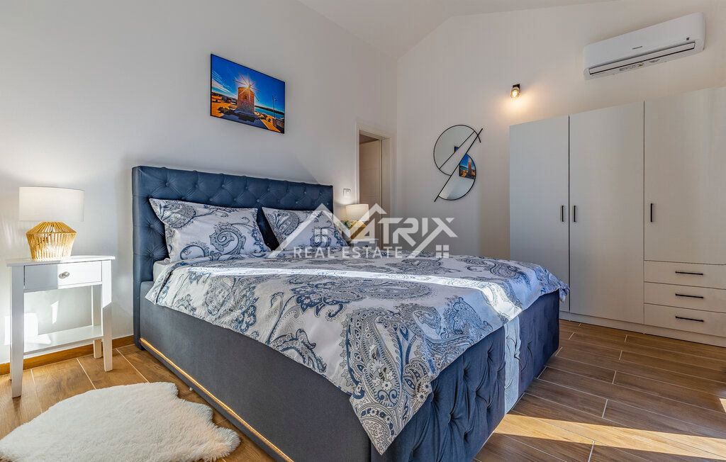 Medulin okolica enonadstropna hiša z bazenom 1,4 km od morja