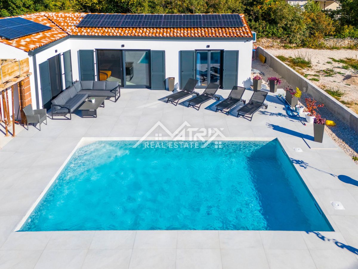 Medulin okolica enonadstropna hiša z bazenom 1,4 km od morja