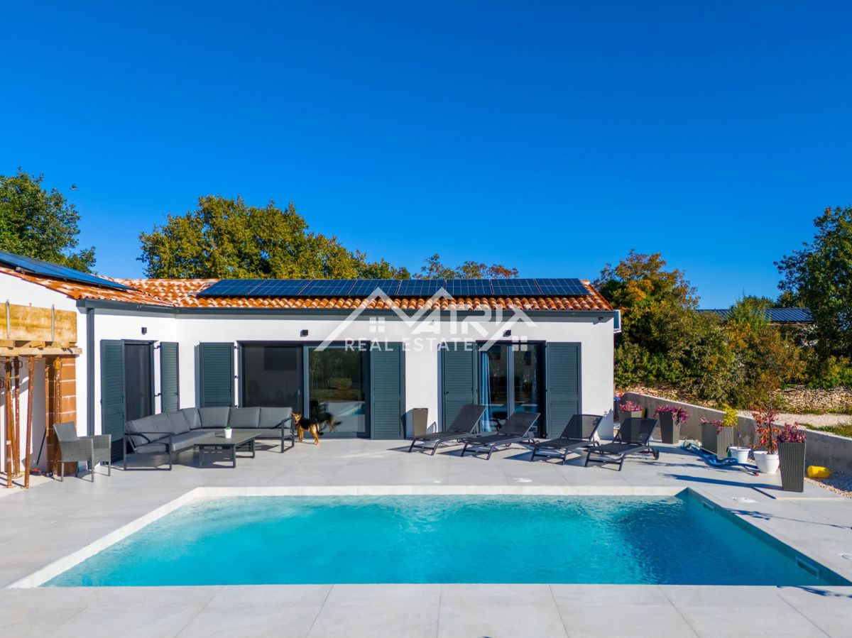 Medulin okolica enonadstropna hiša z bazenom 1,4 km od morja