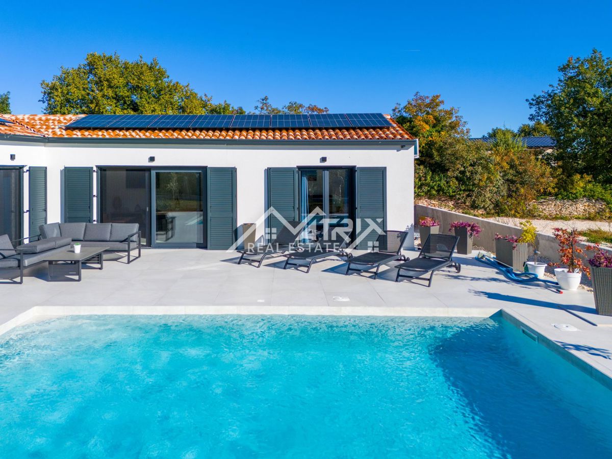 Medulin okolica enonadstropna hiša z bazenom 1,4 km od morja