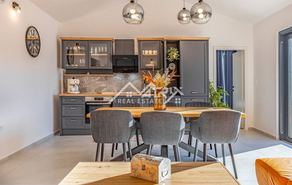 Medulin okolica enonadstropna hiša z bazenom 1,4 km od morja