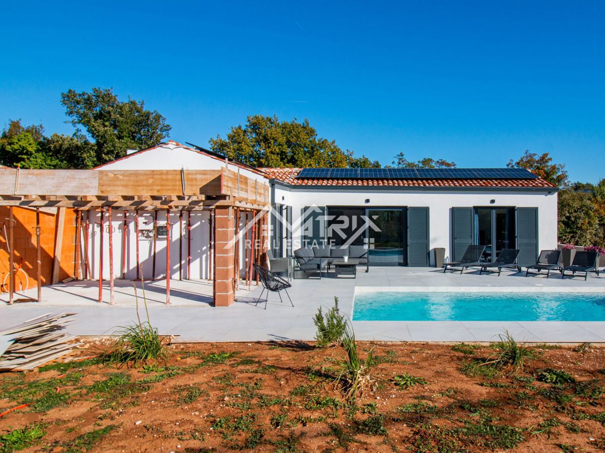 Medulin okolica enonadstropna hiša z bazenom 1,4 km od morja