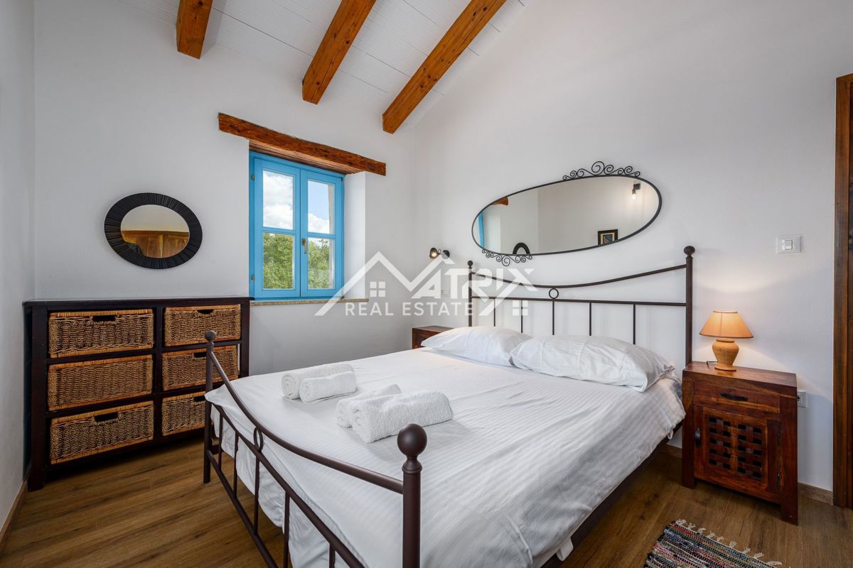 Poreča okolica, Istrska kamnita hiša z bazenom, Prilika!