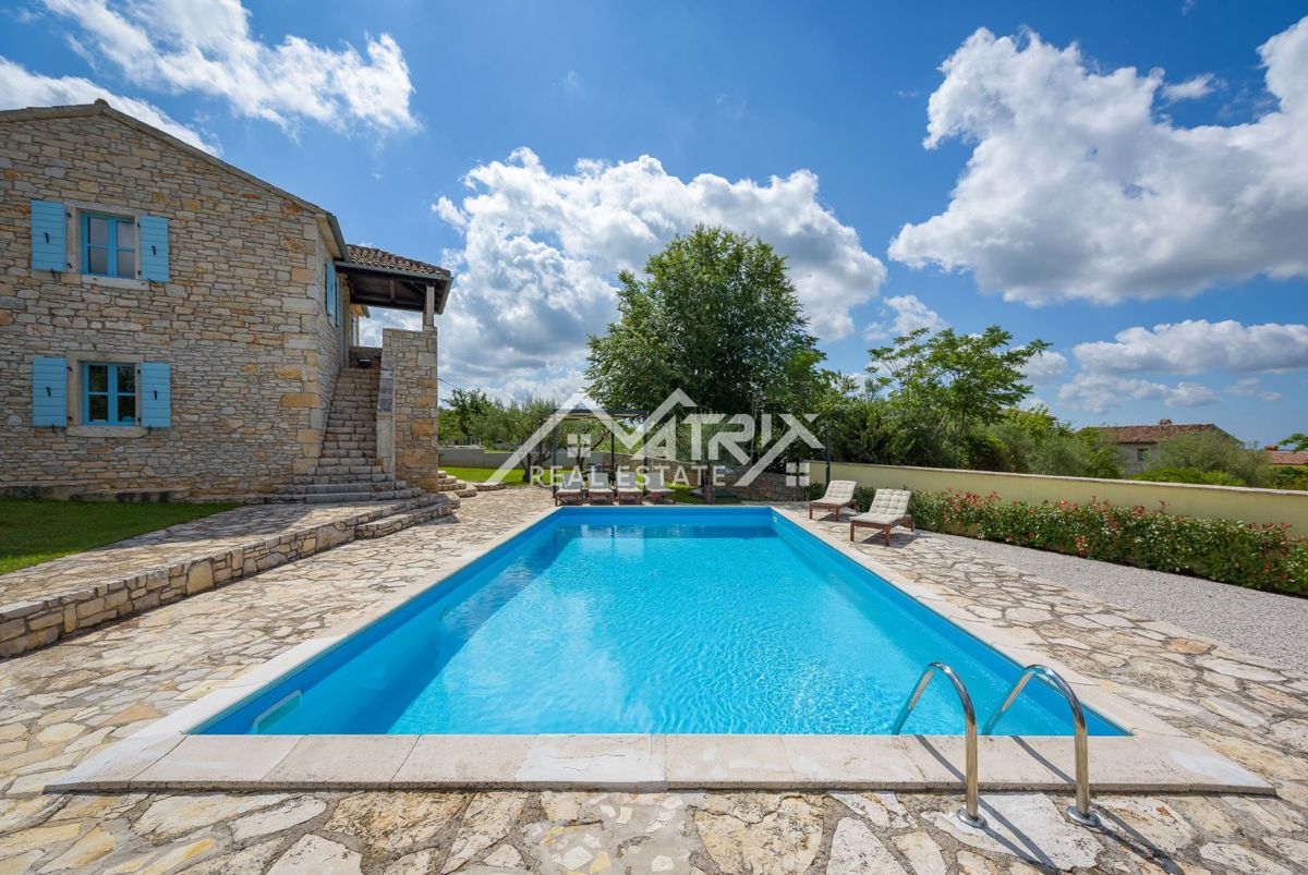 Poreča okolica, Istrska kamnita hiša z bazenom, Prilika!