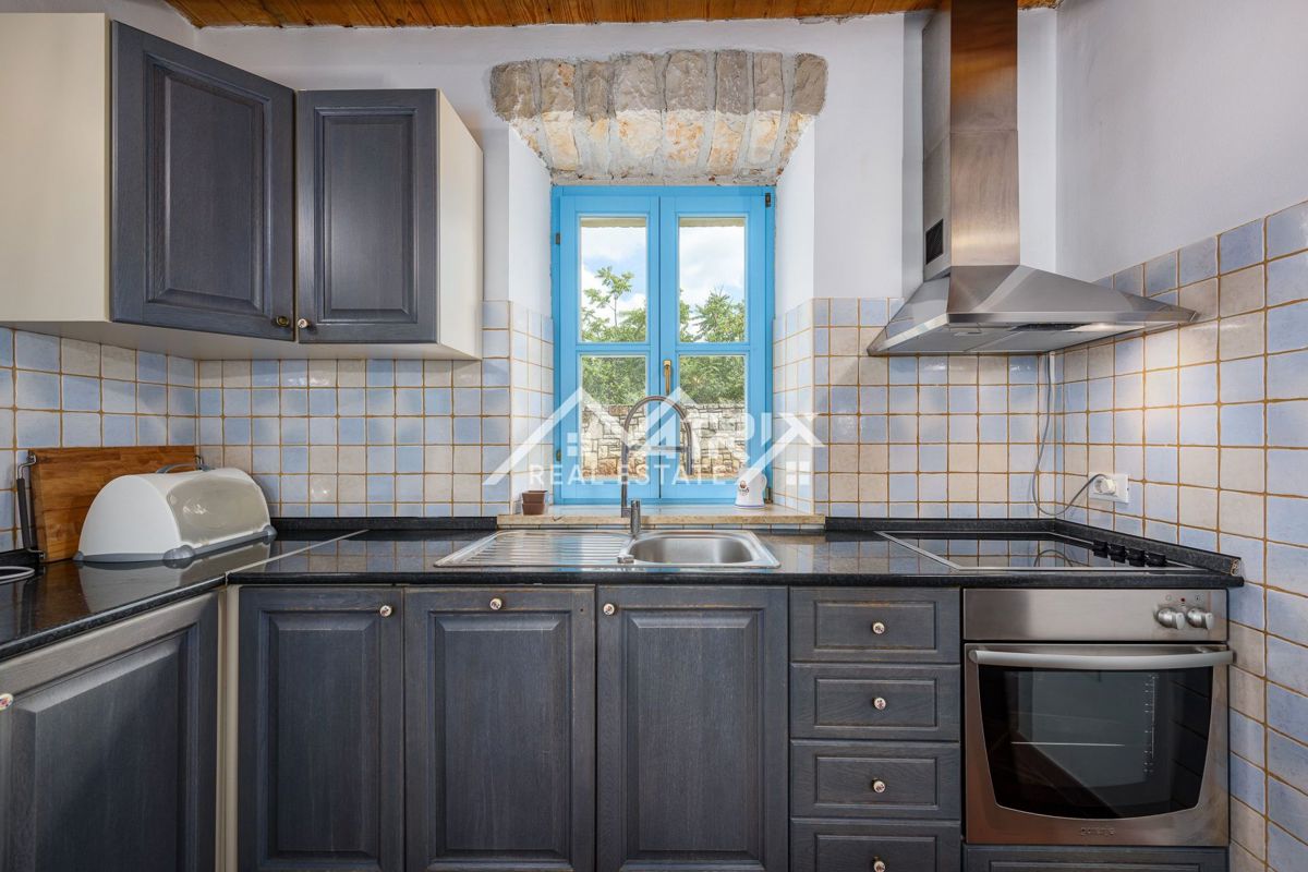 Poreča okolica, Istrska kamnita hiša z bazenom, Prilika!