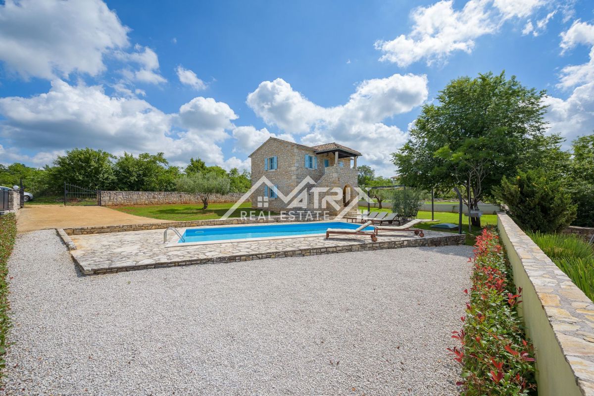 Poreča okolica, Istrska kamnita hiša z bazenom, Prilika!