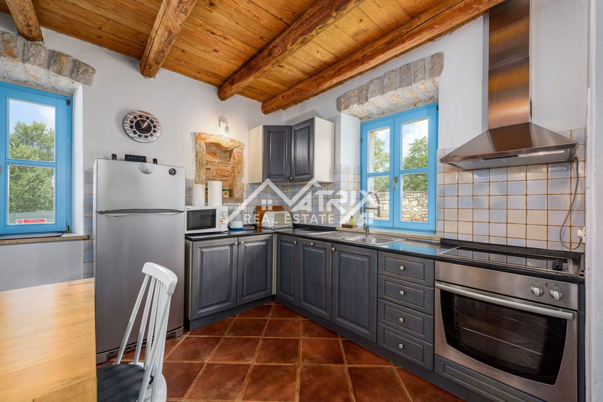 Poreča okolica, Istrska kamnita hiša z bazenom, Prilika!