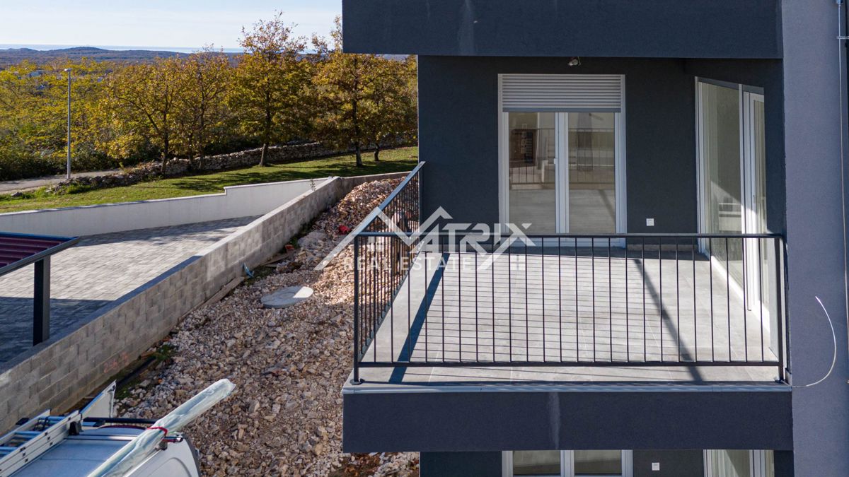 Okolica Rovinja, Prostorno privlačno stanovanje v novi stavbi na dobri lokaciji