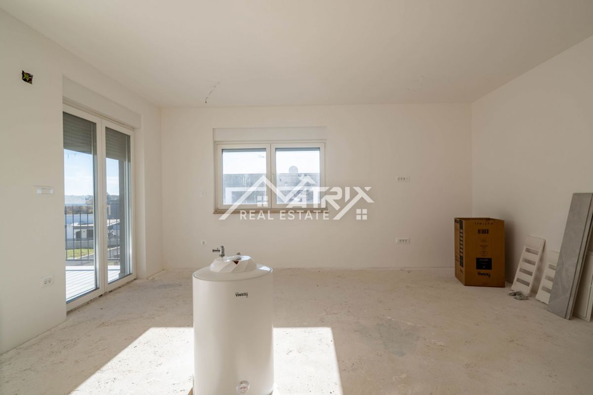 Okolica Rovinja, Prostorno privlačno stanovanje v novi stavbi na dobri lokaciji