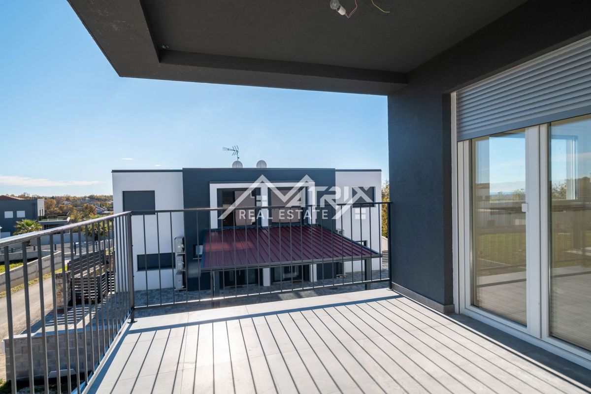 Okolica Rovinja, Prostorno privlačno stanovanje v novi stavbi na dobri lokaciji