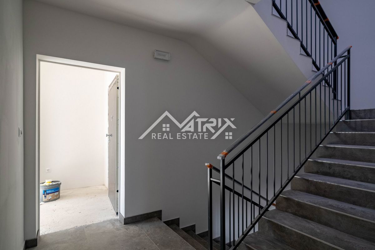 Okolica Rovinja, Prostorno privlačno stanovanje v novi stavbi na dobri lokaciji