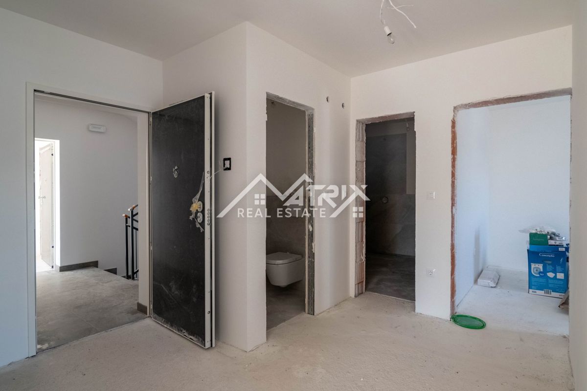 Okolica Rovinja, Prostorno privlačno stanovanje v novi stavbi na dobri lokaciji