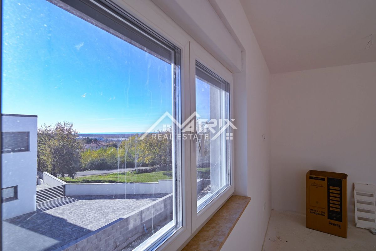 Okolica Rovinja, Prostorno privlačno stanovanje v novi stavbi na dobri lokaciji