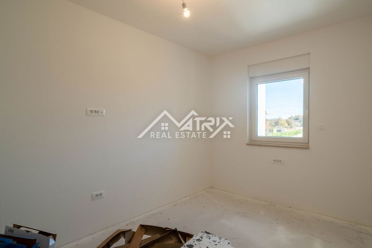 Okolica Rovinja, Prostorno privlačno stanovanje v novi stavbi na dobri lokaciji