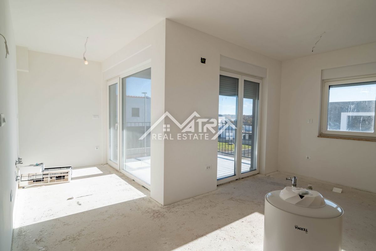 Okolica Rovinja, Prostorno privlačno stanovanje v novi stavbi na dobri lokaciji