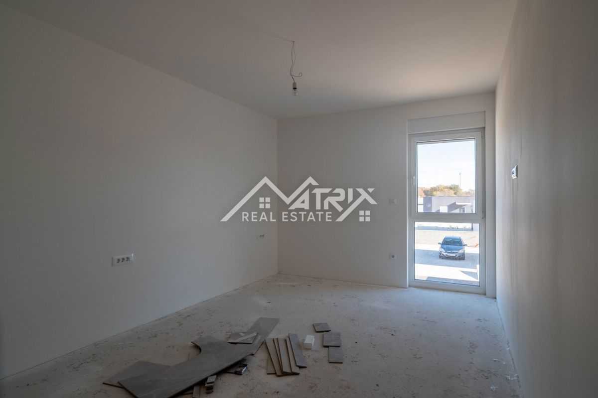 Okolica Rovinja, Prostorno privlačno stanovanje v novi stavbi na dobri lokaciji