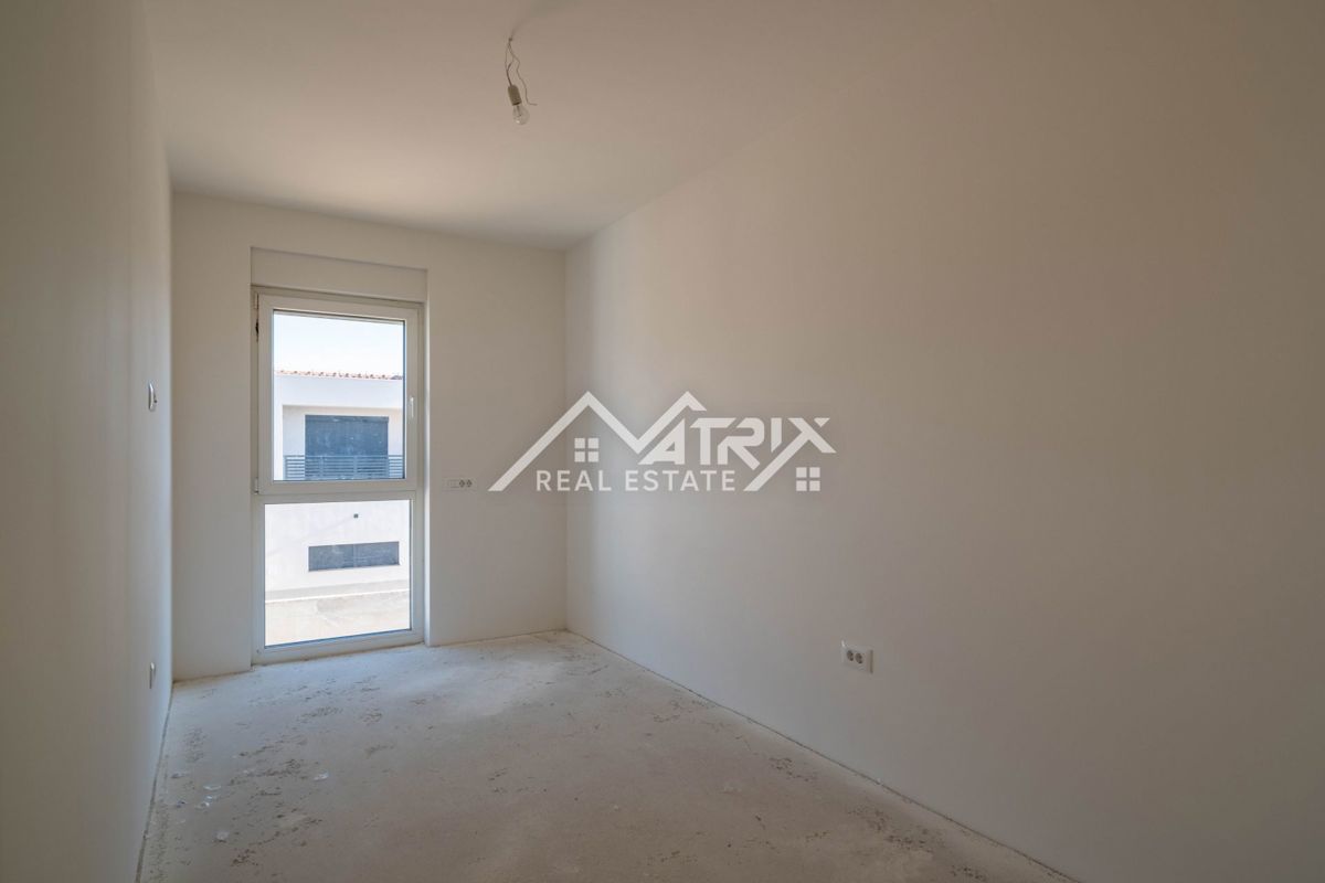 Okolica Rovinja, Prostorno privlačno stanovanje v novi stavbi na dobri lokaciji