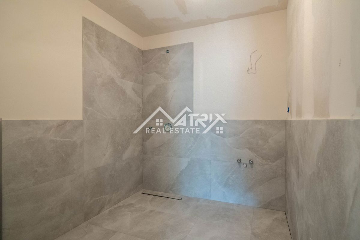 Okolica Rovinja, Prostorno privlačno stanovanje v novi stavbi na dobri lokaciji