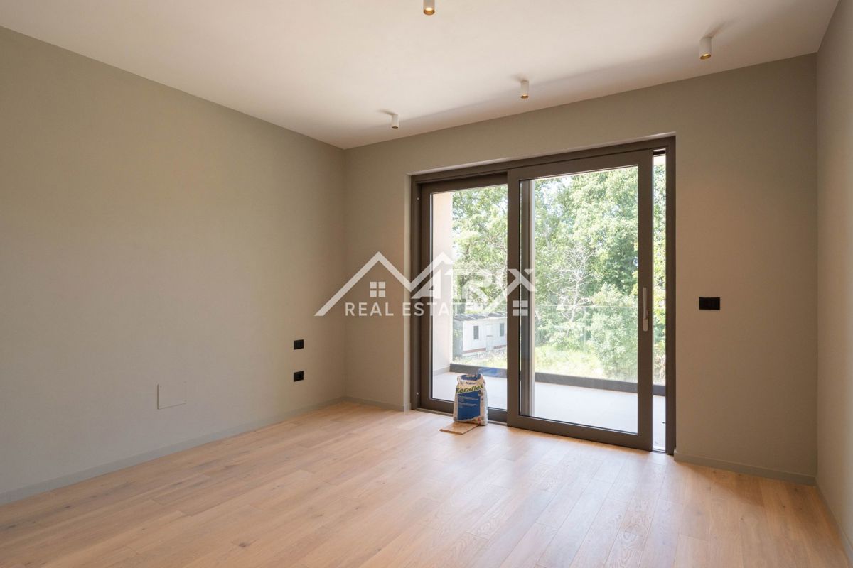 Poreč, moderna vila z bazenom, 2 km od morja in centra