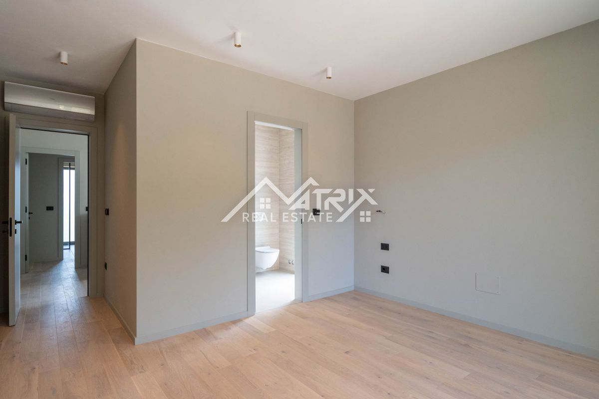 Poreč, moderna vila z bazenom, 2 km od morja in centra