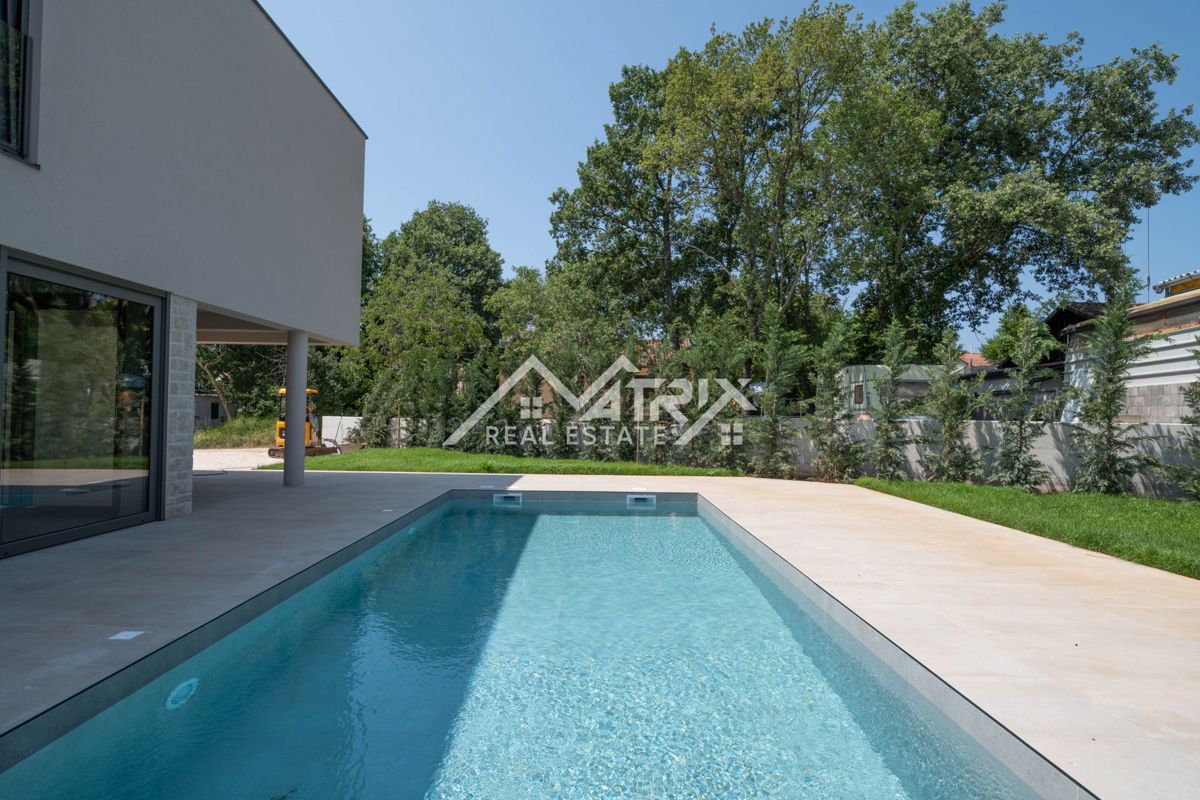 Poreč, moderna vila z bazenom, 2 km od morja in centra