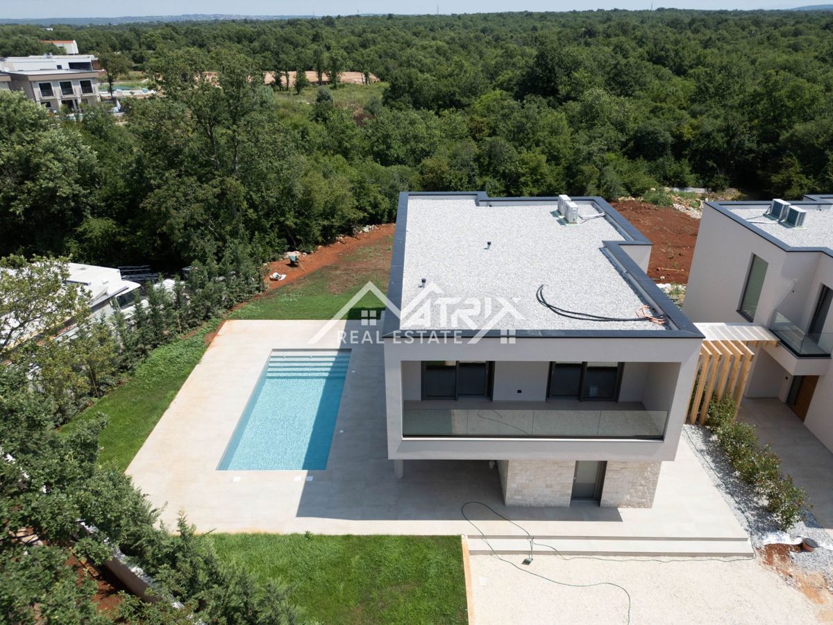 Poreč, moderna vila z bazenom, 2 km od morja in centra