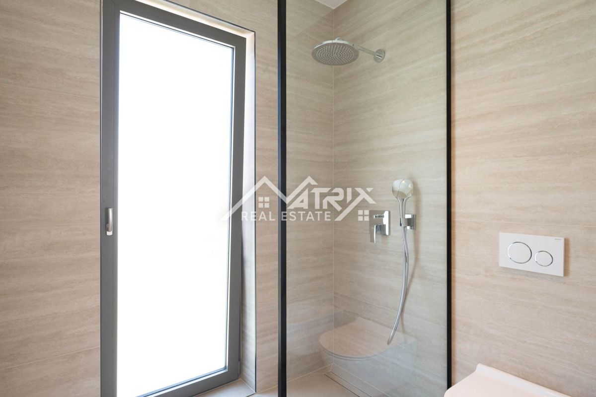 Poreč, moderna vila z bazenom, 2 km od morja in centra