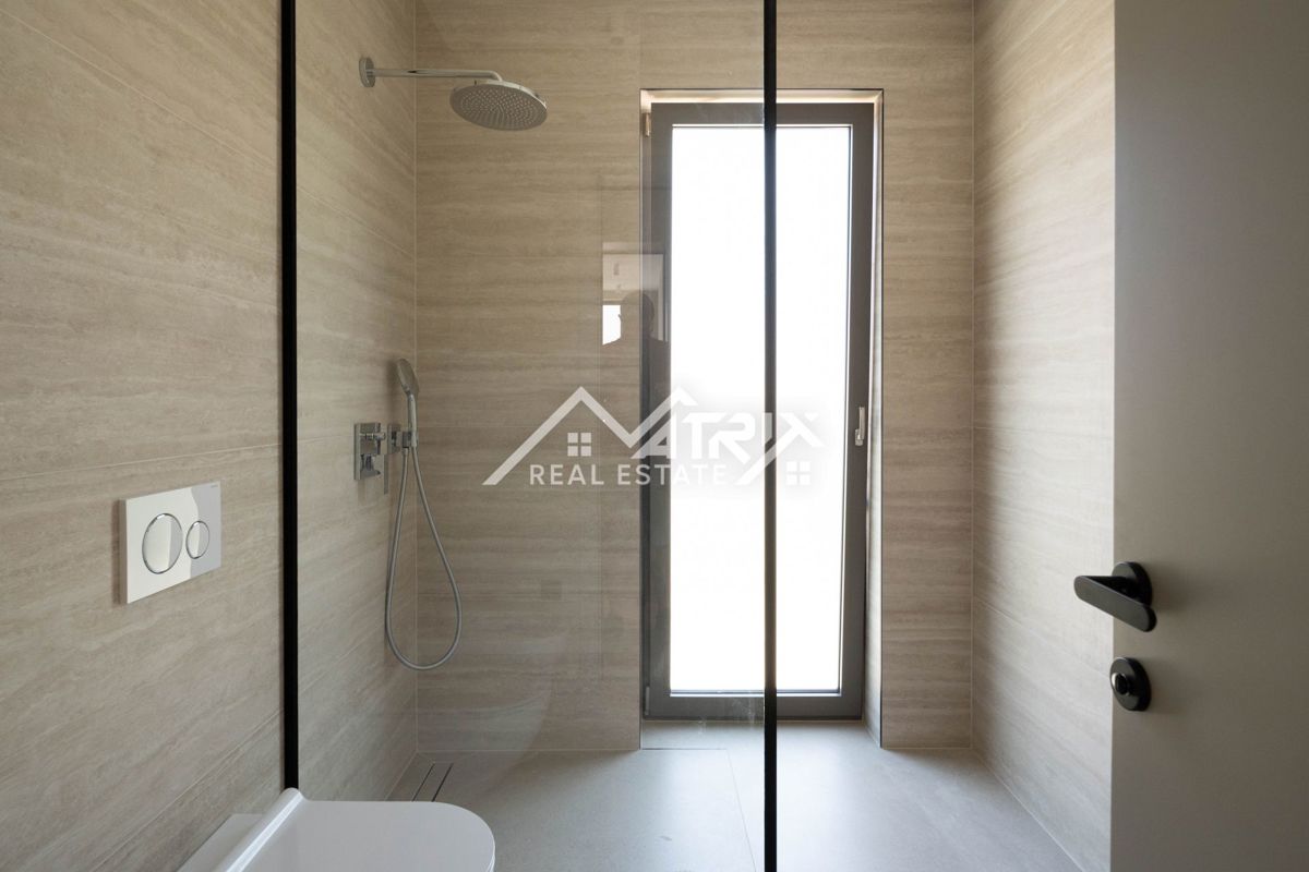 Poreč, moderna vila z bazenom, 2 km od morja in centra