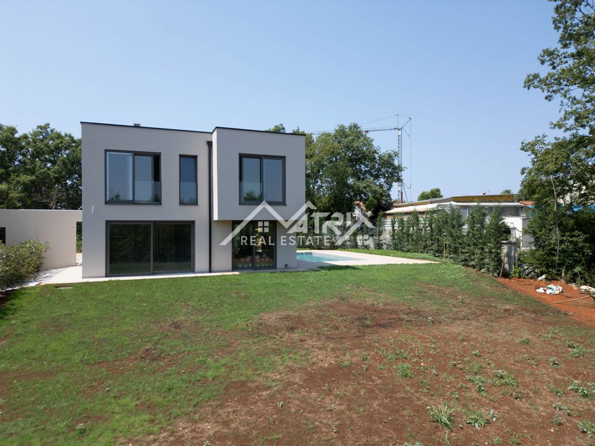 Poreč, moderna vila z bazenom, 2 km od morja in centra