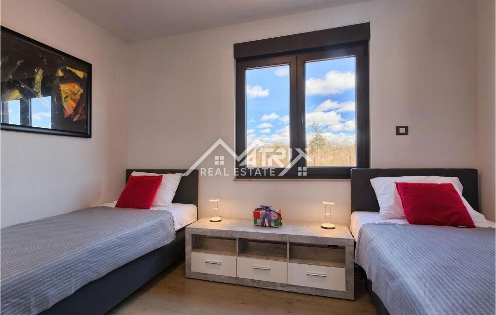 Vodnjan okolica, prizemnica s bazenom na odličnoj lokaciji!