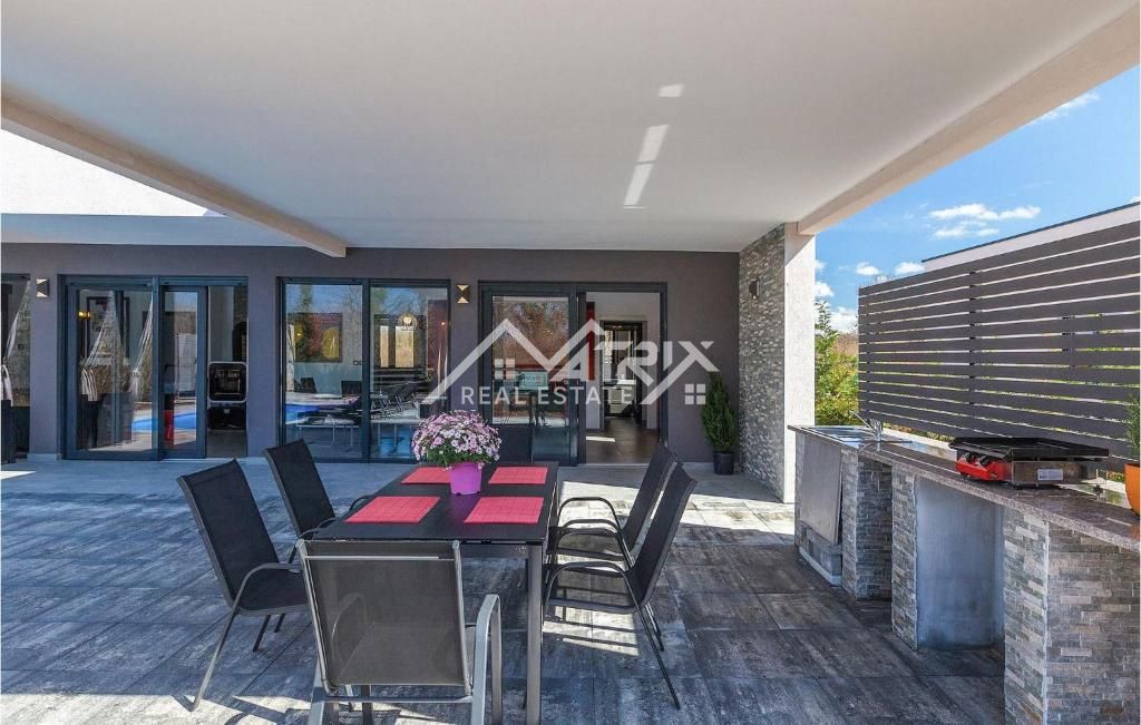 Vodnjan okolica, prizemnica s bazenom na odličnoj lokaciji!