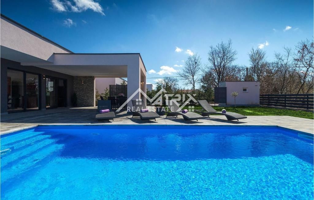 Vodnjan okolica, prizemnica s bazenom na odličnoj lokaciji!