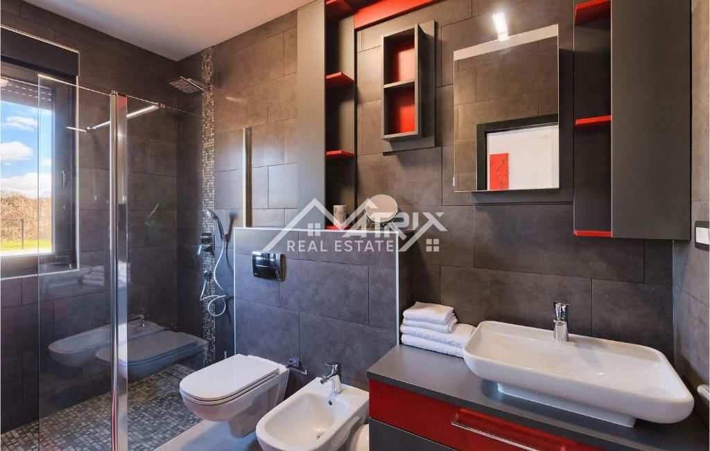 Vodnjan okolica, prizemnica s bazenom na odličnoj lokaciji!