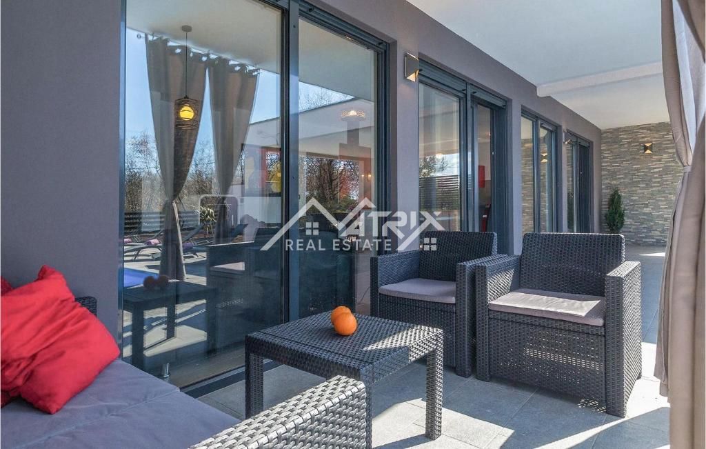 Vodnjan okolica, prizemnica s bazenom na odličnoj lokaciji!