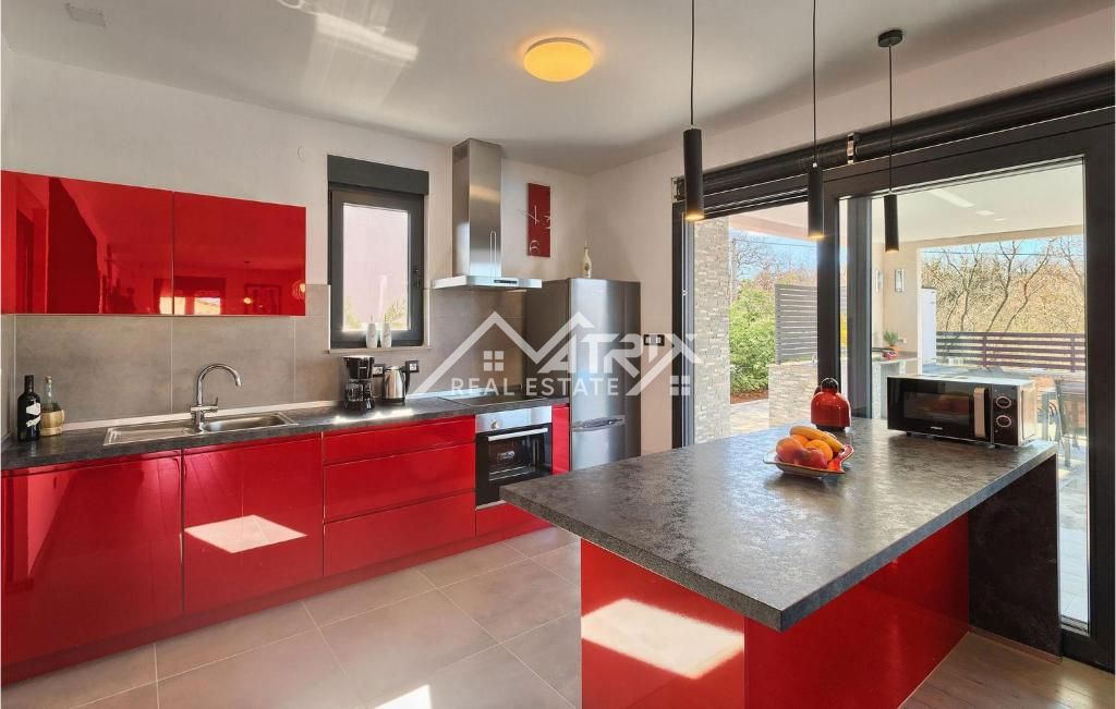 Vodnjan okolica, prizemnica s bazenom na odličnoj lokaciji!