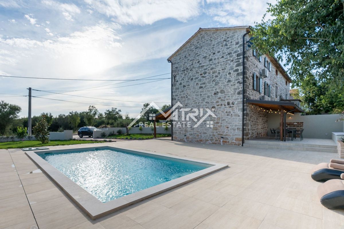 Poreč okolica, kamnita hiša z bazenom in vrtom