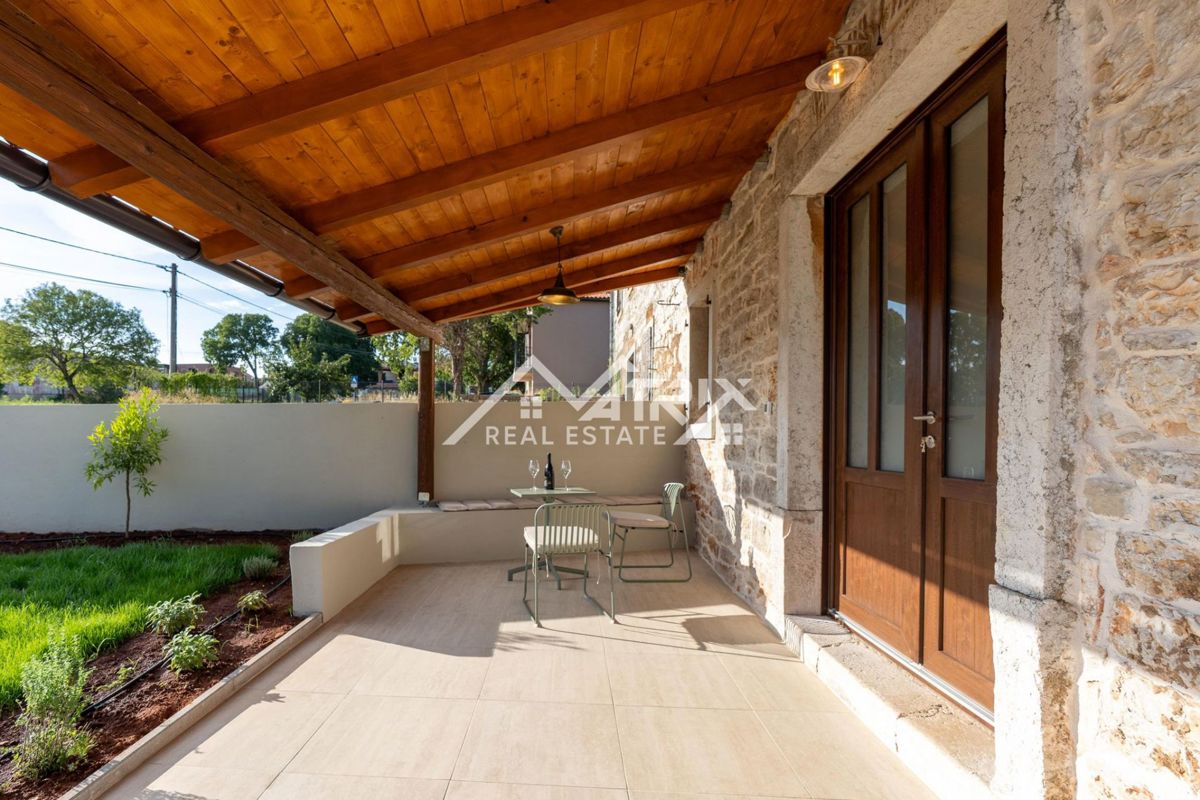 Poreč okolica, kamnita hiša z bazenom in vrtom