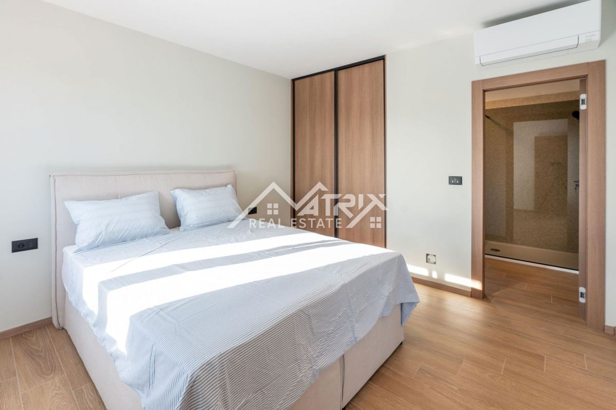 Poreč okolica, kamnita hiša z bazenom in vrtom