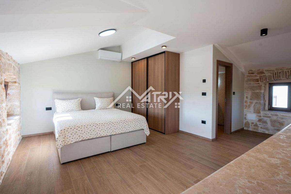 Poreč okolica, kamnita hiša z bazenom in vrtom