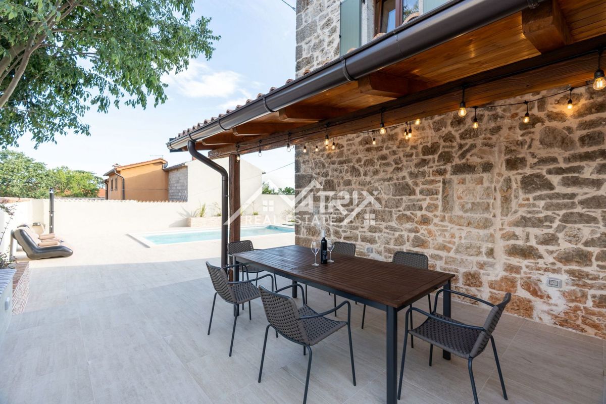 Poreč okolica, kamnita hiša z bazenom in vrtom