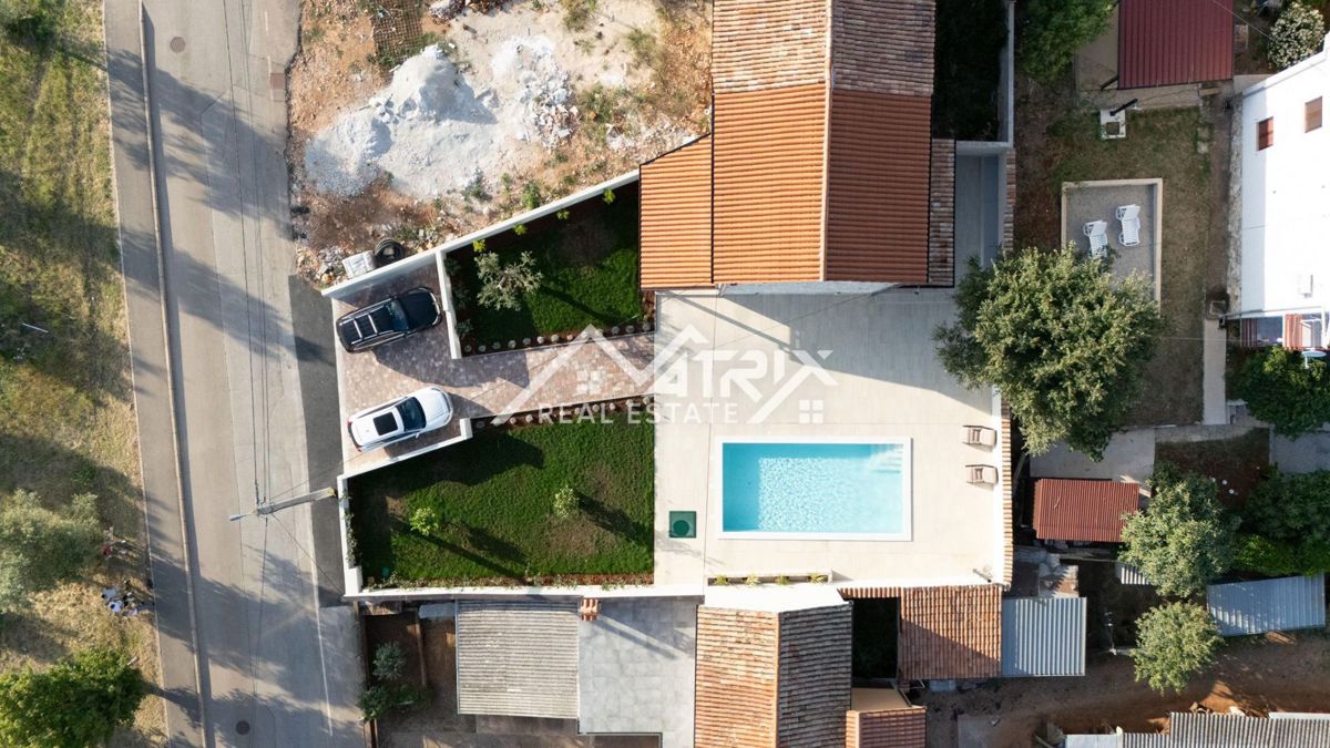 Poreč okolica, kamnita hiša z bazenom in vrtom