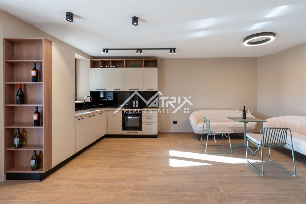 Poreč okolica, kamnita hiša z bazenom in vrtom