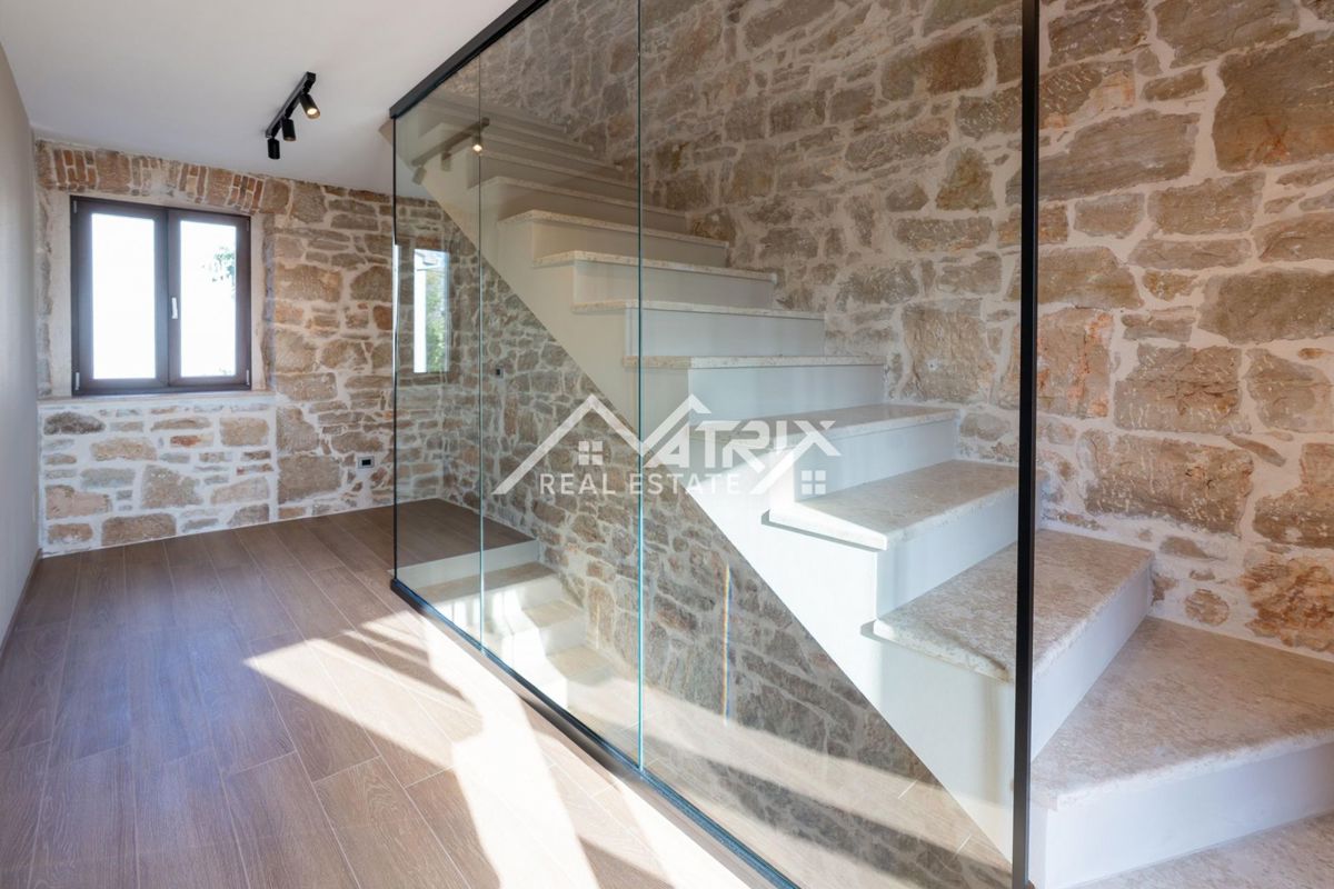 Poreč okolica, kamnita hiša z bazenom in vrtom