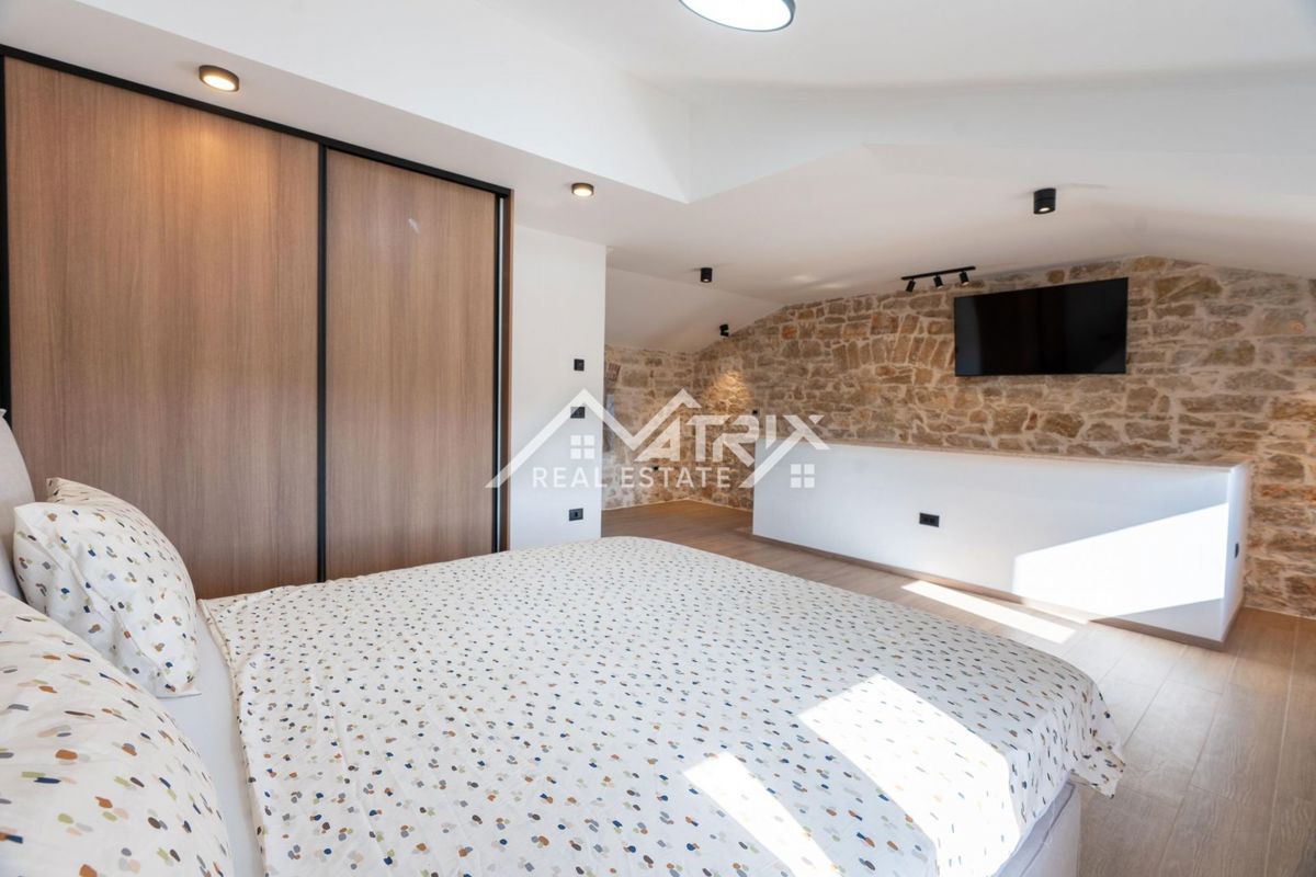 Poreč okolica, kamnita hiša z bazenom in vrtom