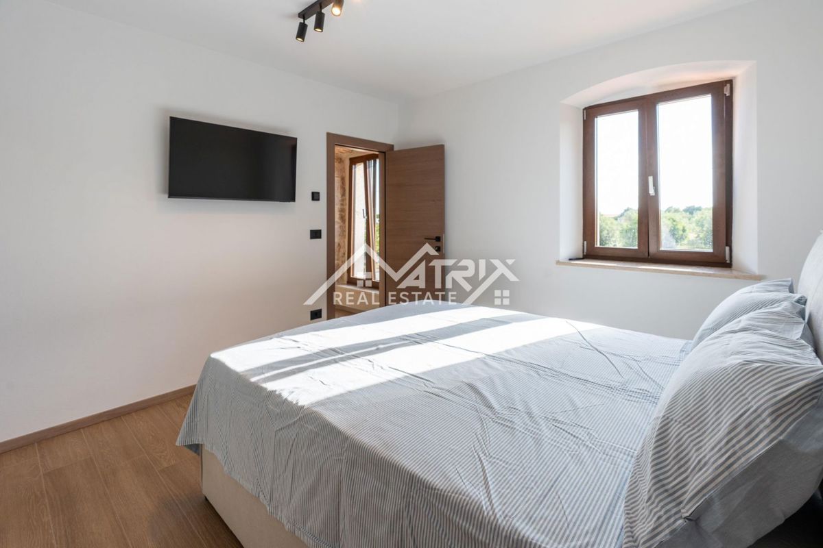 Poreč okolica, kamnita hiša z bazenom in vrtom