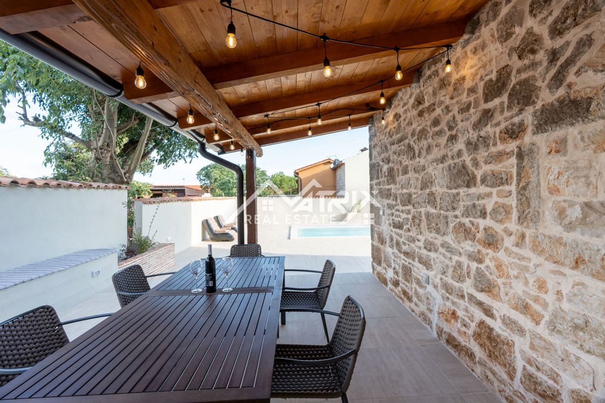 Poreč okolica, kamnita hiša z bazenom in vrtom