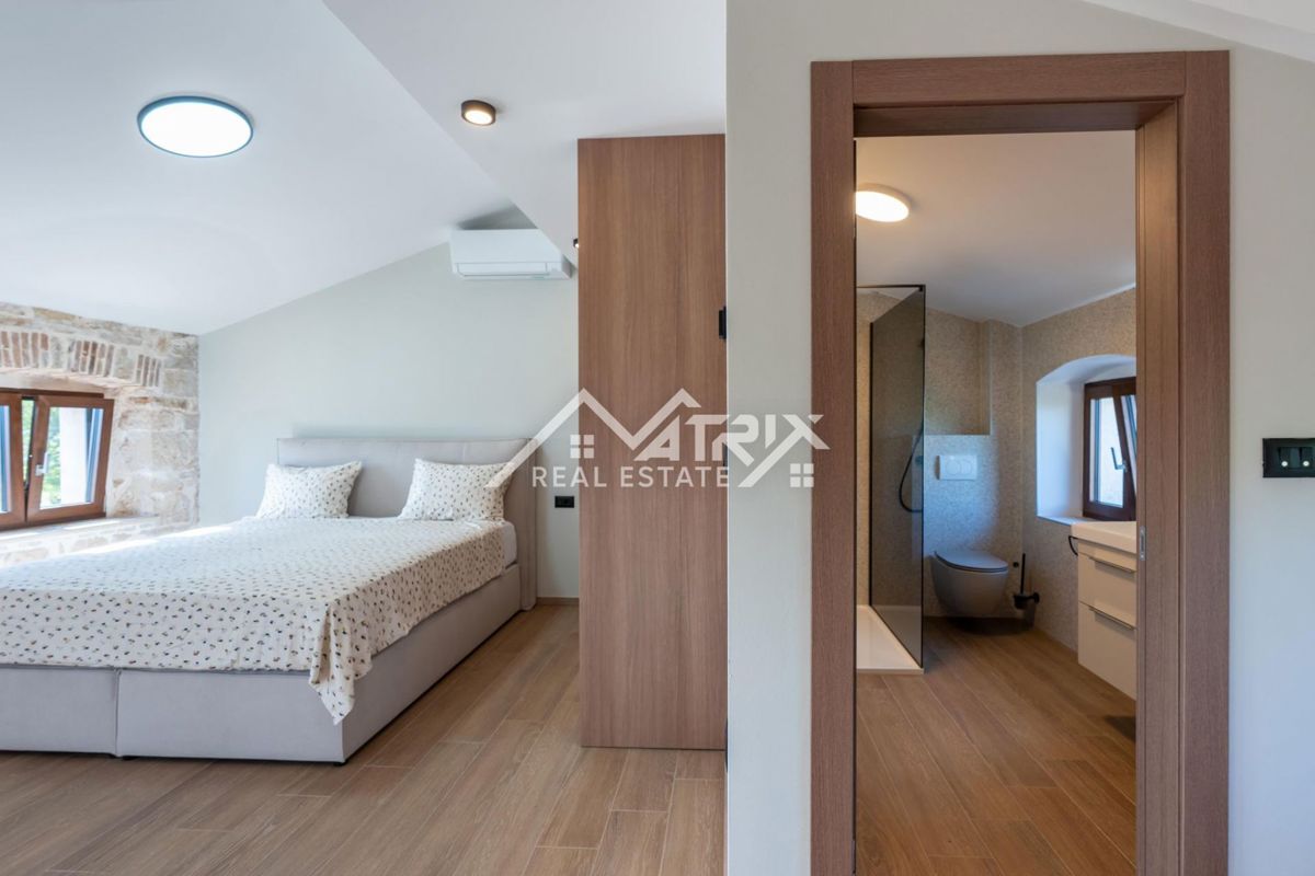 Poreč okolica, kamnita hiša z bazenom in vrtom