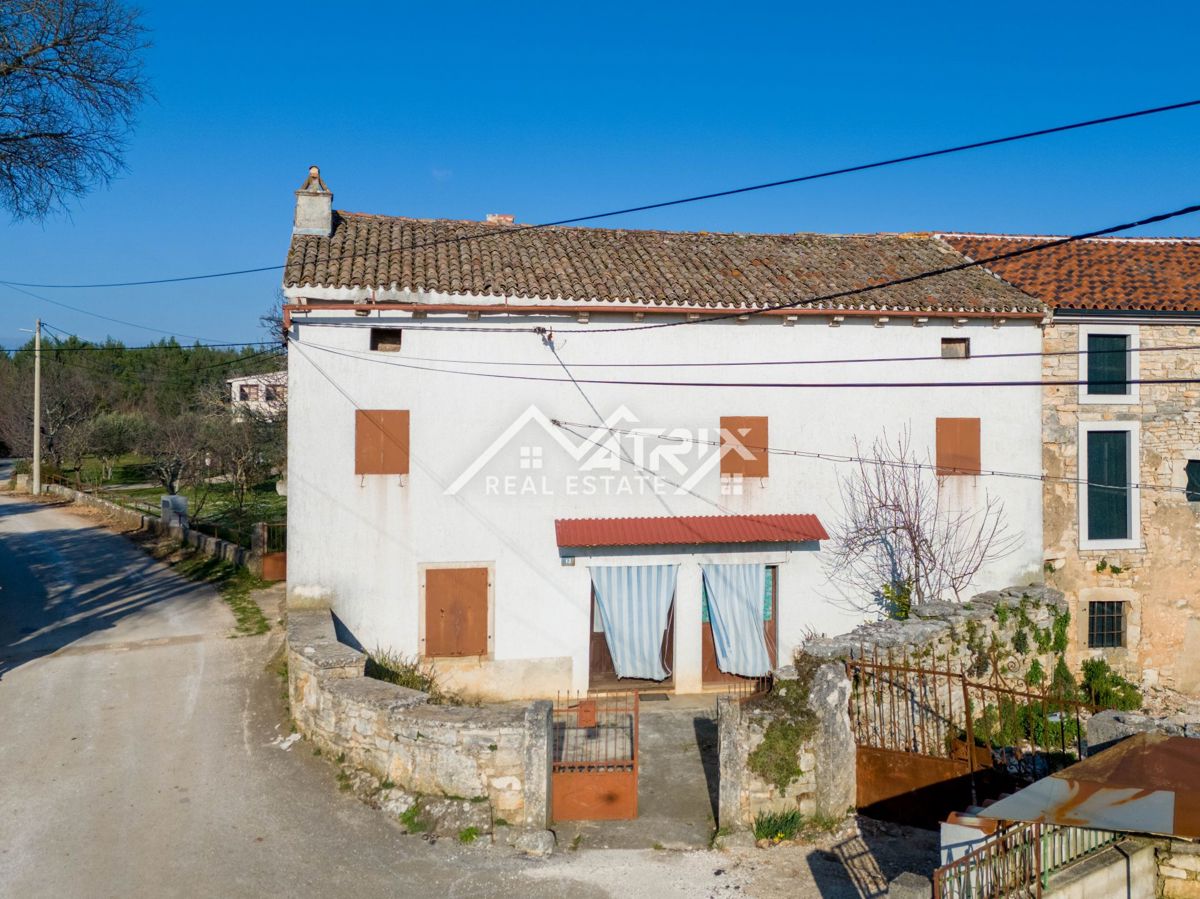 Istrska hiša za prenovo v mirni vasi v okolici Vodnjana