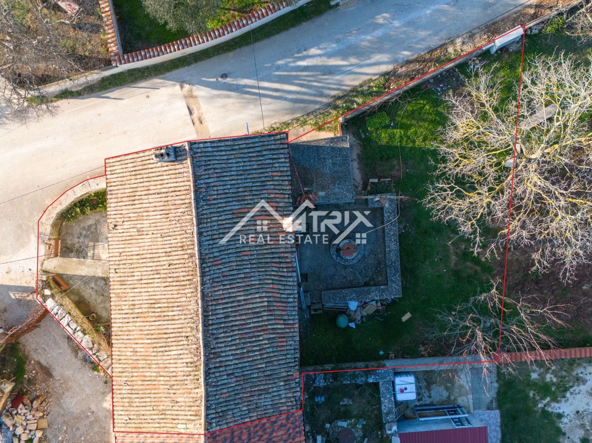 Istrska hiša za prenovo v mirni vasi v okolici Vodnjana