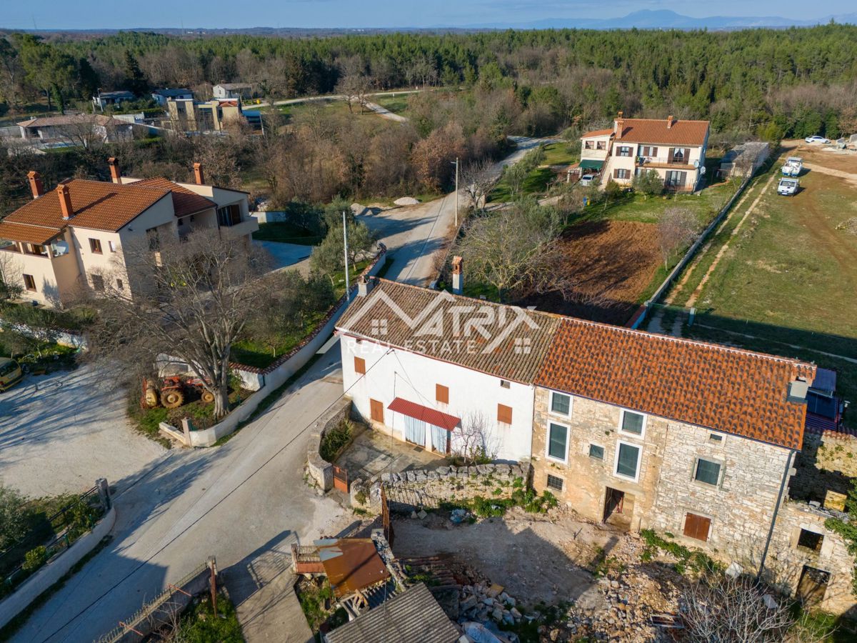 Istrska hiša za prenovo v mirni vasi v okolici Vodnjana